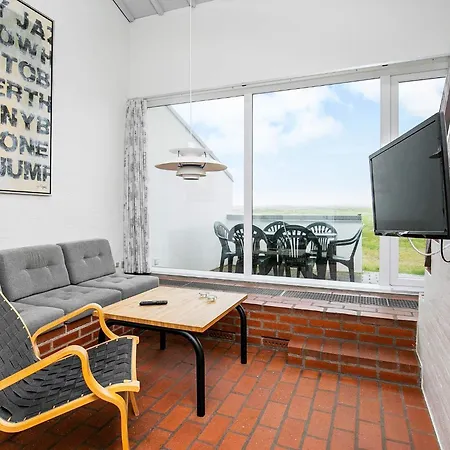 6 Person In Apartment *