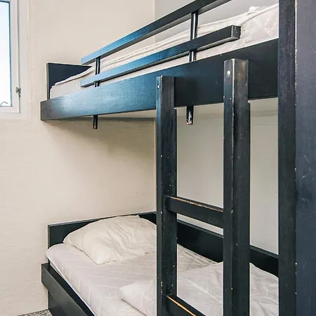 6 Person In Apartment