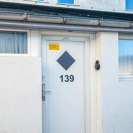 6 Person In Apartment *